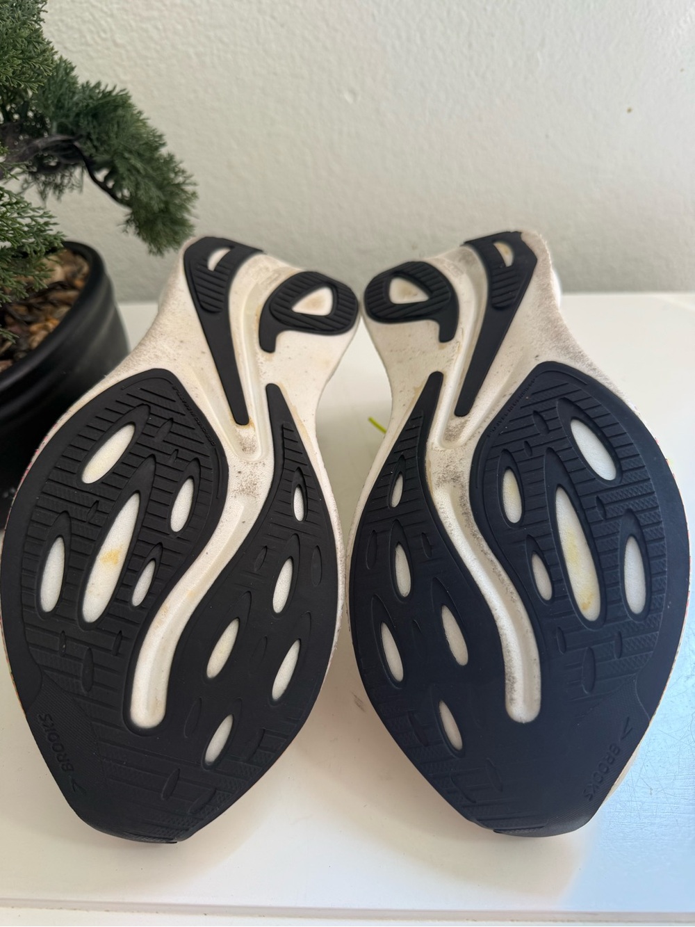 Brooks Hyperion Max Women size 9.5 Athletic Running  - White with Neon Yellow - Picture 8 of 9